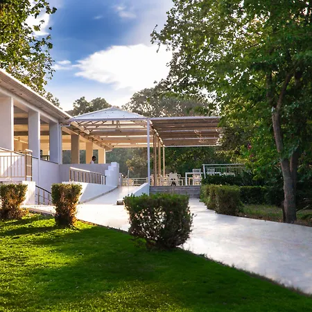 Отель Buka Sandy 4*